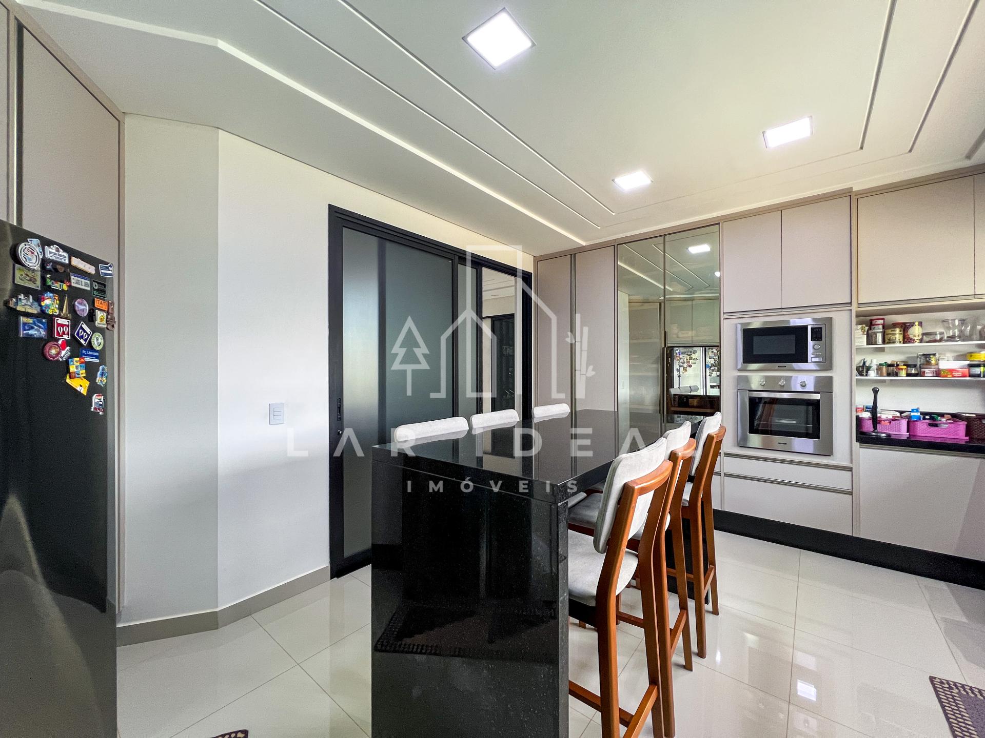 Sobrado de Luxo no Cond. Terras Alpha II, mobiliado, com 3 suites, área gourmet e piscina