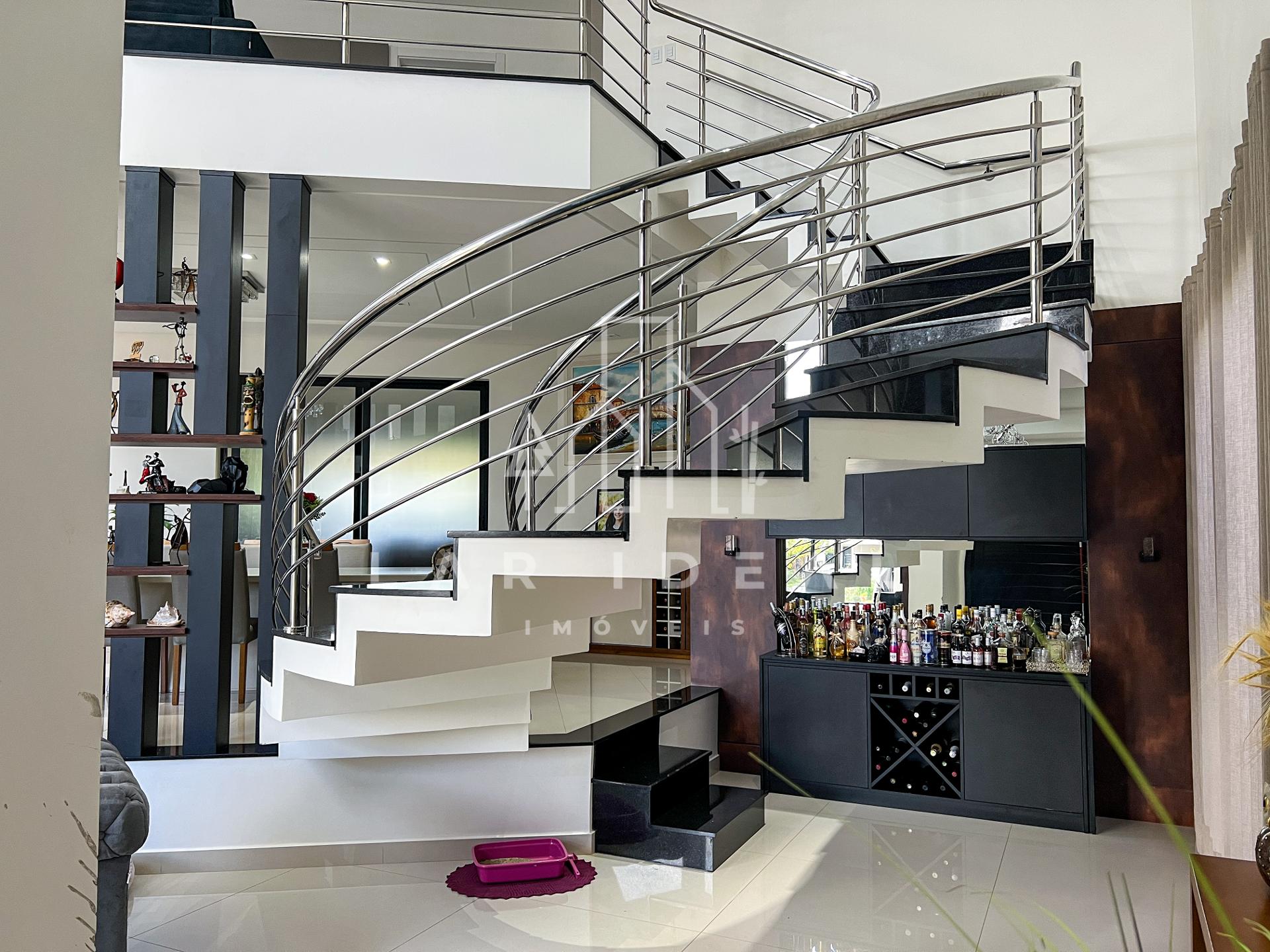 Sobrado de Luxo no Cond. Terras Alpha II, mobiliado, com 3 suites, área gourmet e piscina