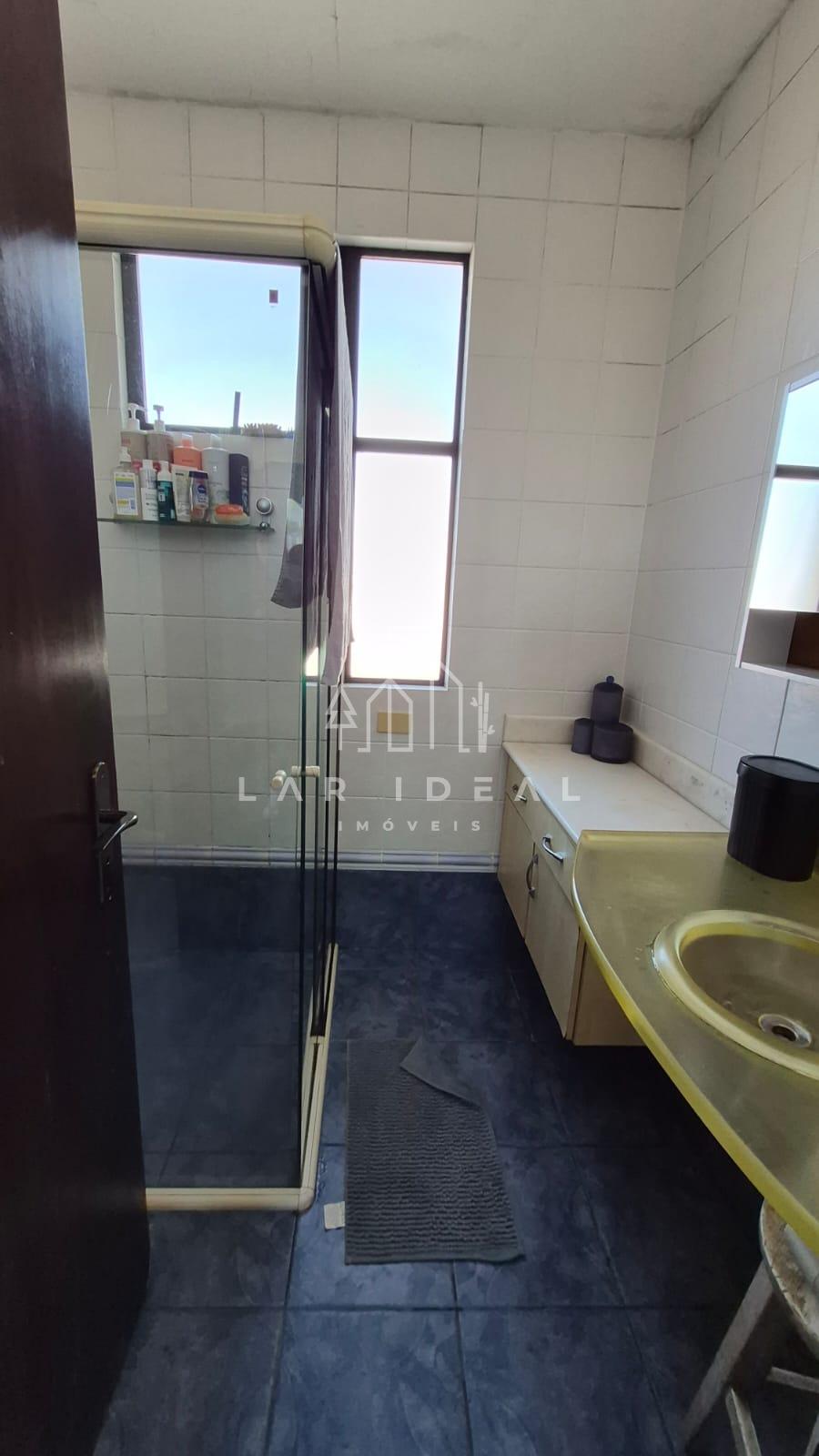 Sobrado com 01 suíte master mais 04 quartos localizado  no Polo Centro