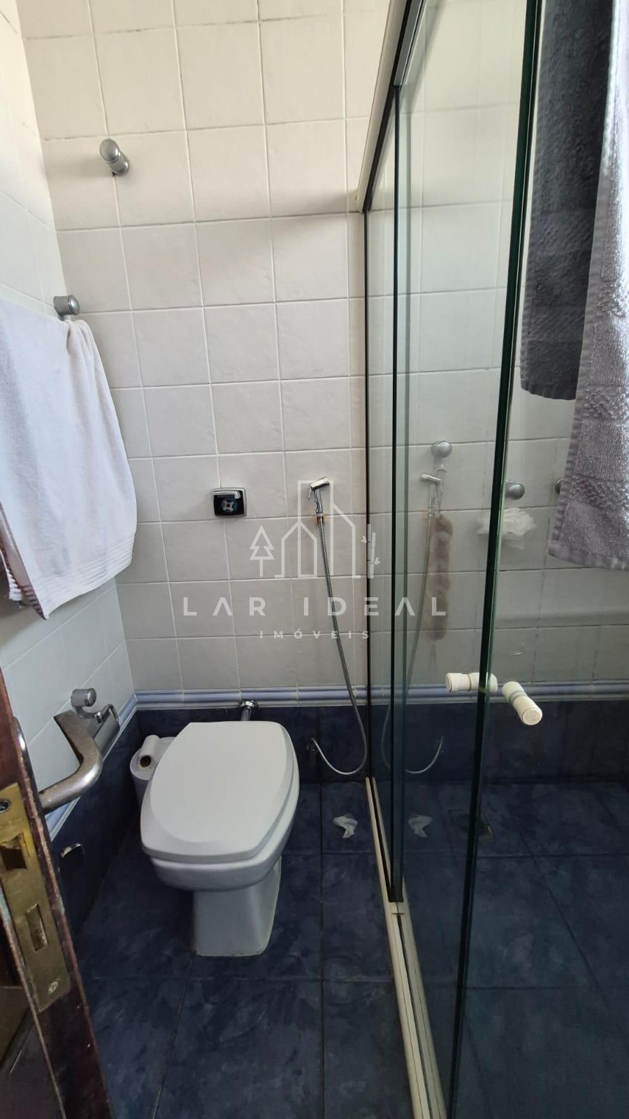 Sobrado com 01 suíte master mais 04 quartos localizado  no Polo Centro