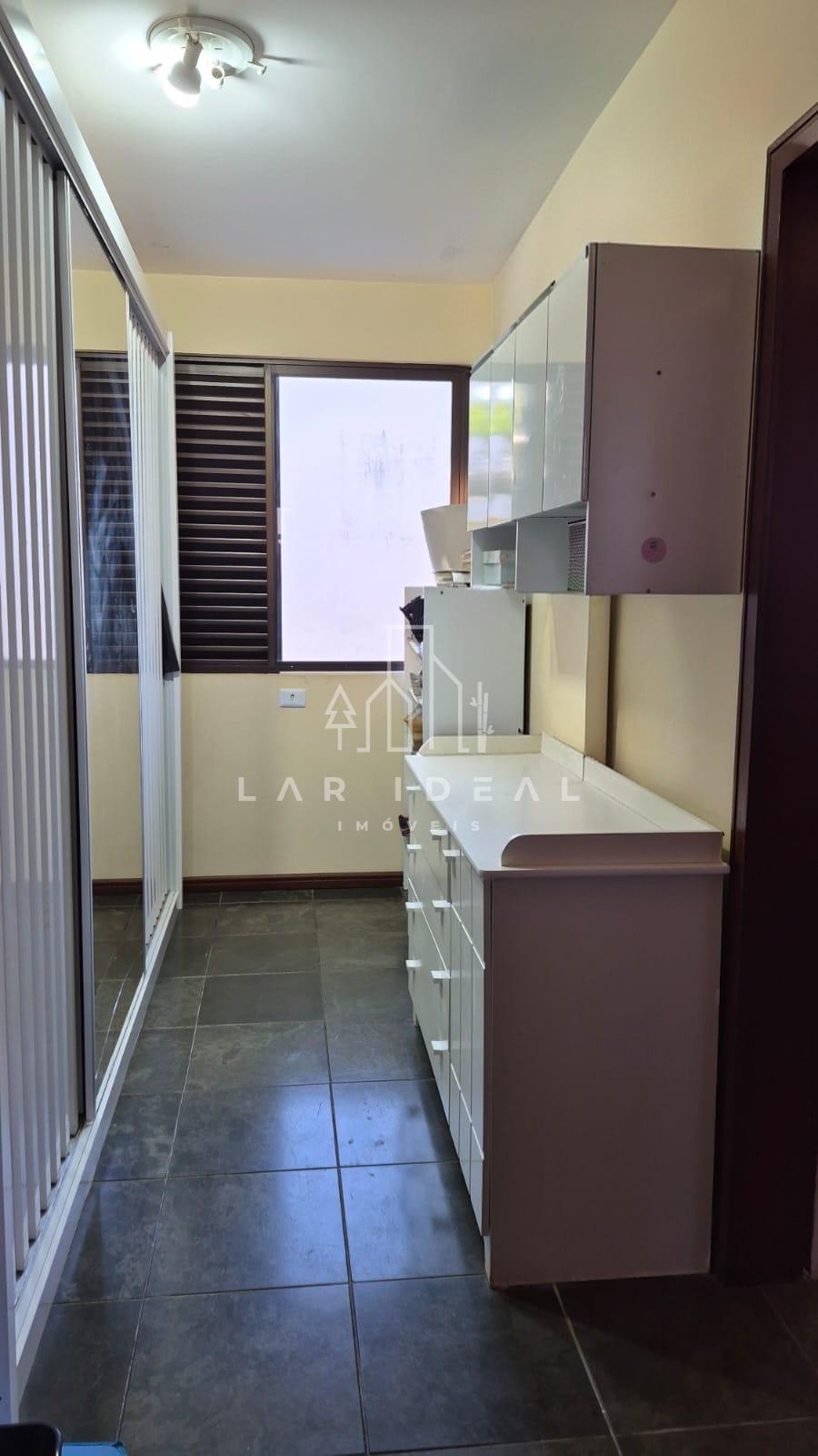 Sobrado com 01 suíte master mais 04 quartos localizado  no Polo Centro