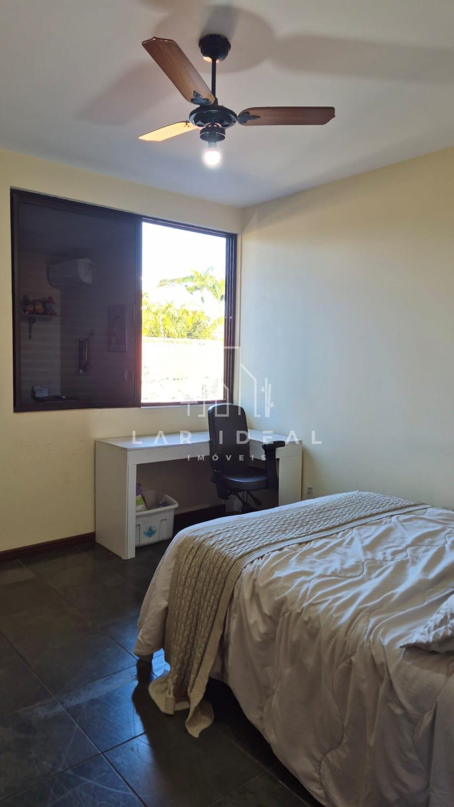Sobrado com 01 suíte master mais 04 quartos localizado  no Polo Centro
