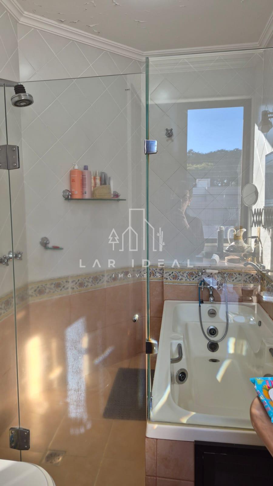 Sobrado com 01 suíte master mais 04 quartos localizado  no Polo Centro