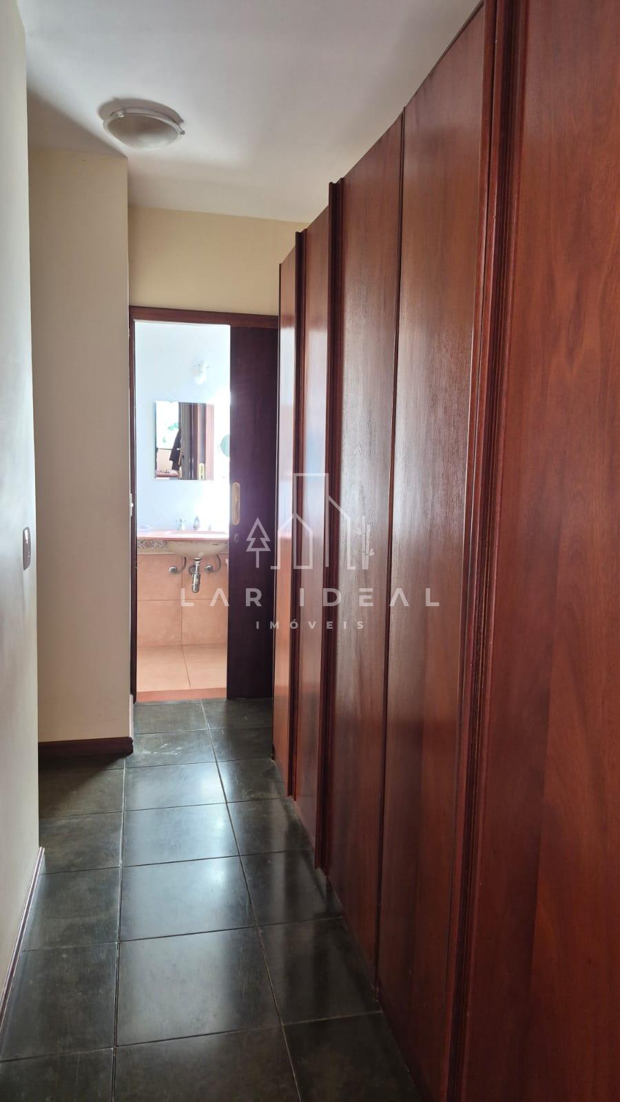 Sobrado com 01 suíte master mais 04 quartos localizado  no Polo Centro