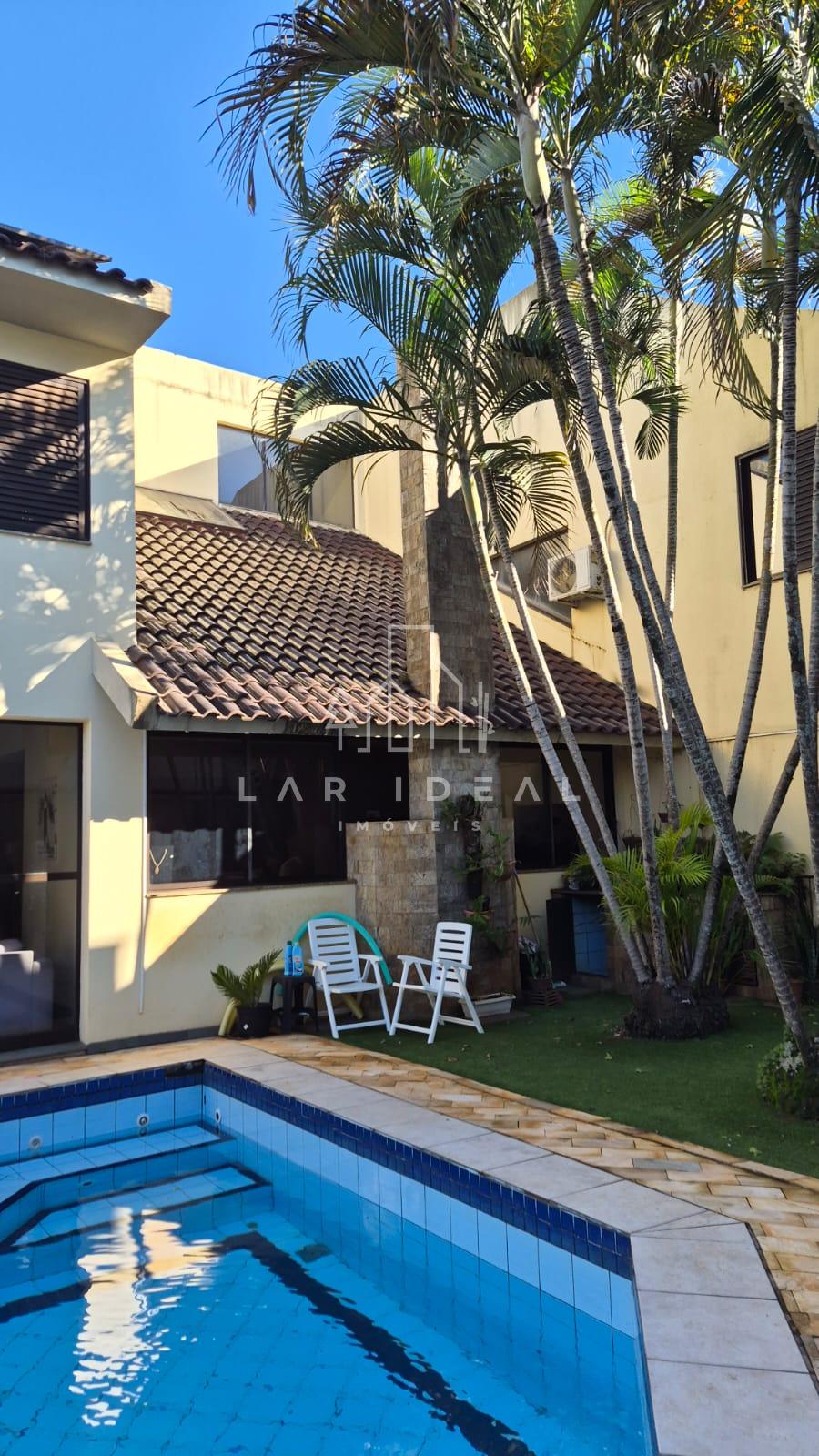 Sobrado com 01 suíte master mais 04 quartos localizado  no Polo Centro