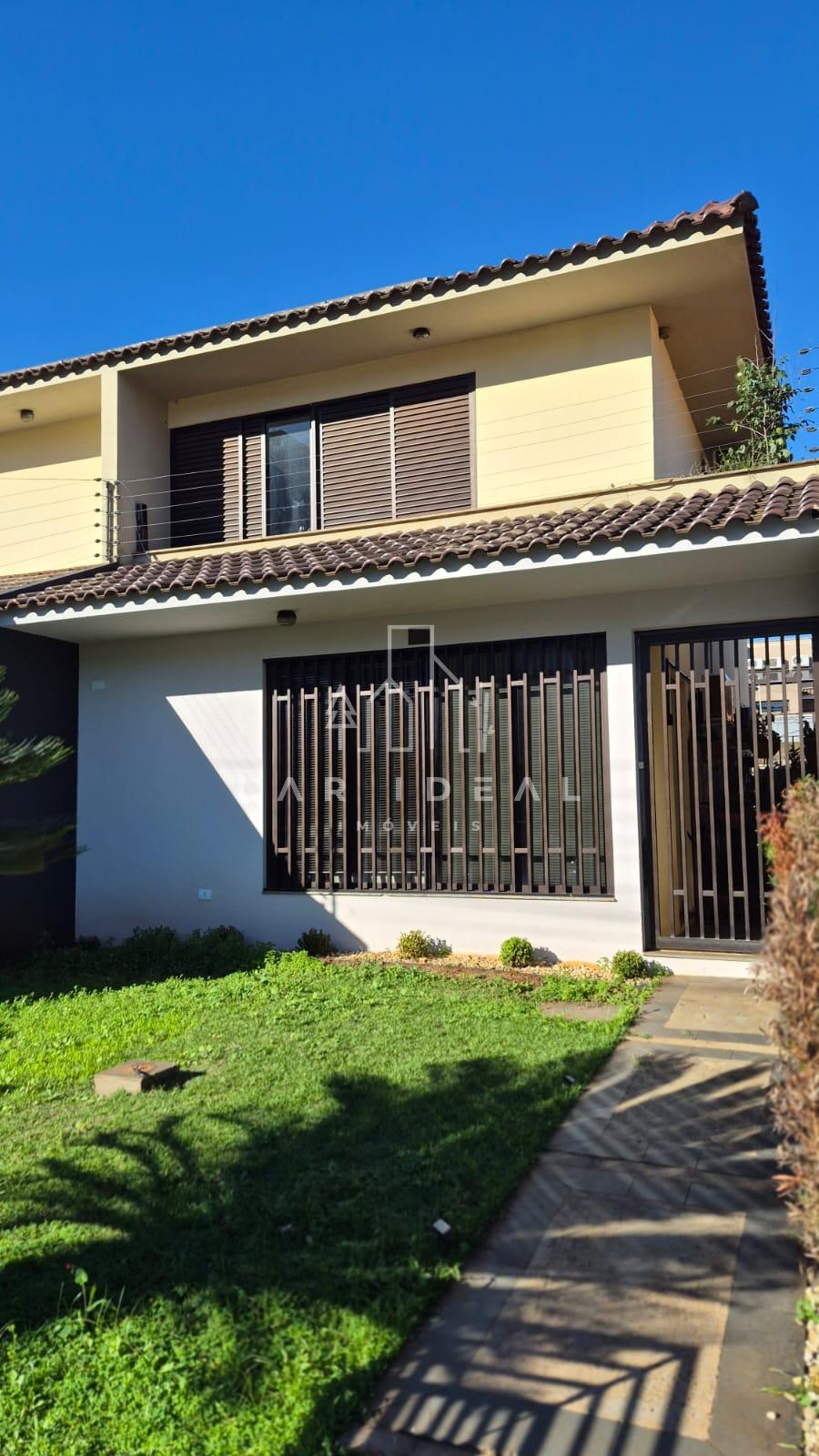 Sobrado com 01 suíte master mais 04 quartos localizado  no Polo Centro