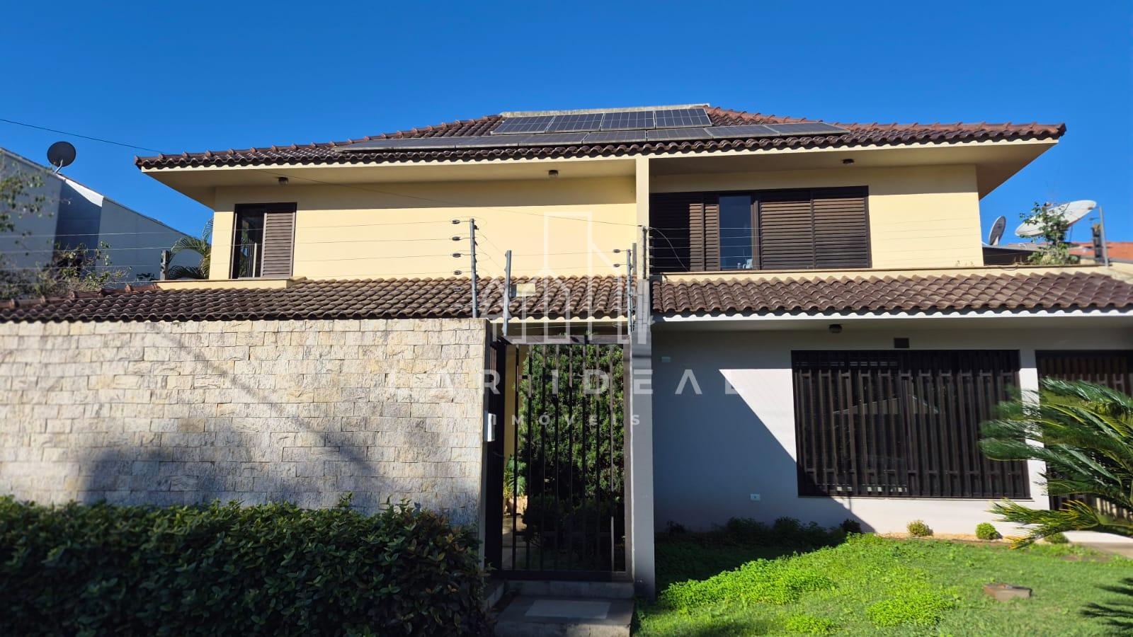 Sobrado com 01 suíte master mais 04 quartos localizado  no Polo Centro