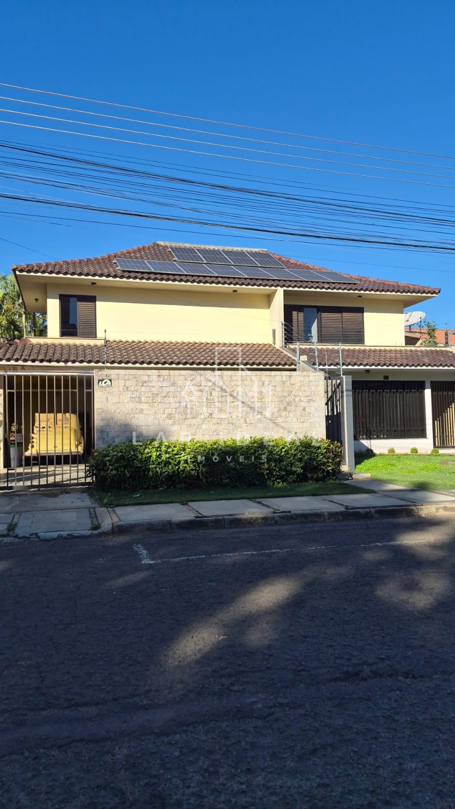 Sobrado com 01 suíte master mais 04 quartos localizado  no Polo Centro