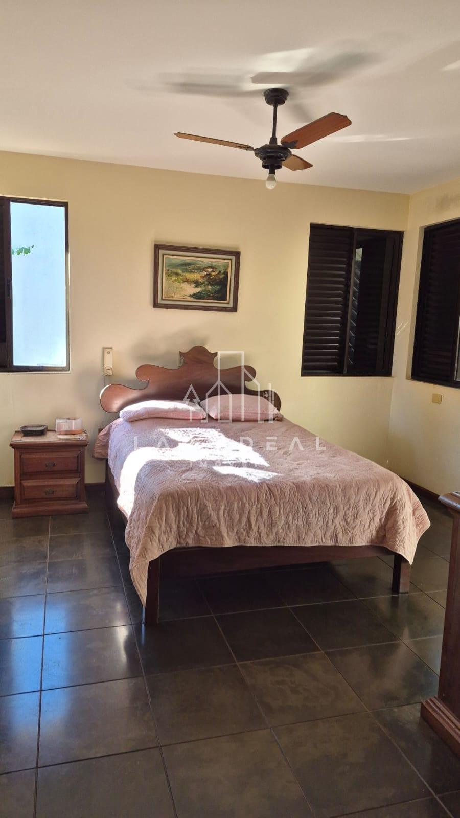 Sobrado com 01 suíte master mais 04 quartos localizado  no Polo Centro