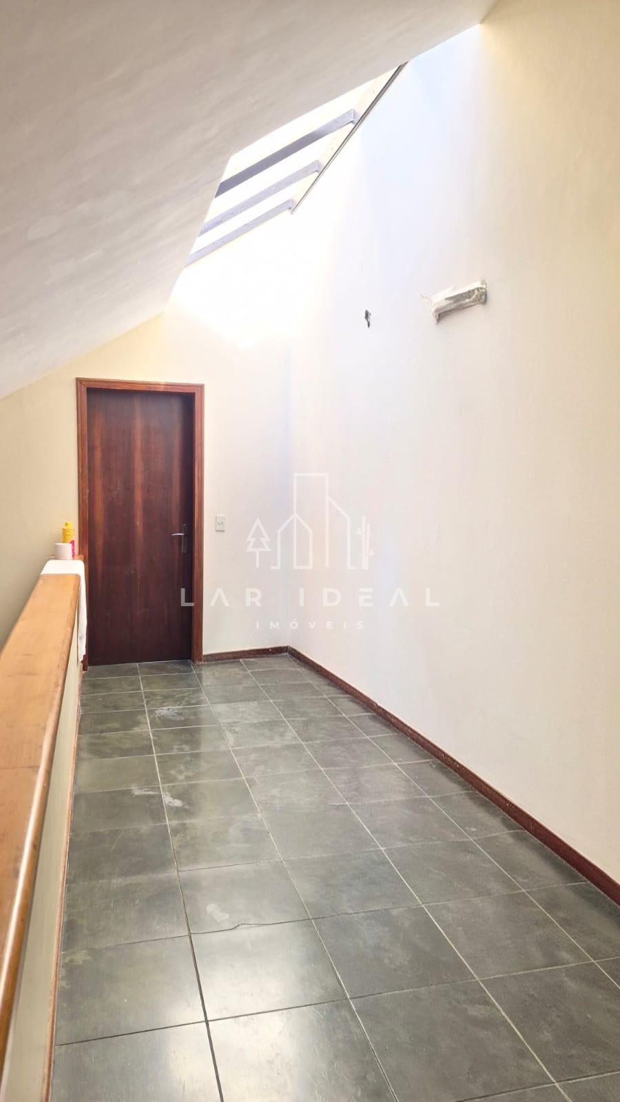 Sobrado com 01 suíte master mais 04 quartos localizado  no Polo Centro