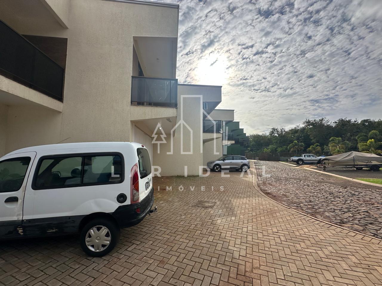 Sobrado em Condominio Fechado em Três Lagoas com 3 quartos, 1 suíte e espaço nos fundos