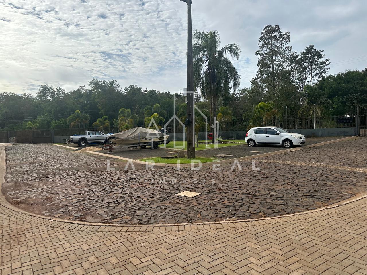 Sobrado em Condominio Fechado em Três Lagoas com 3 quartos, 1 suíte e espaço nos fundos