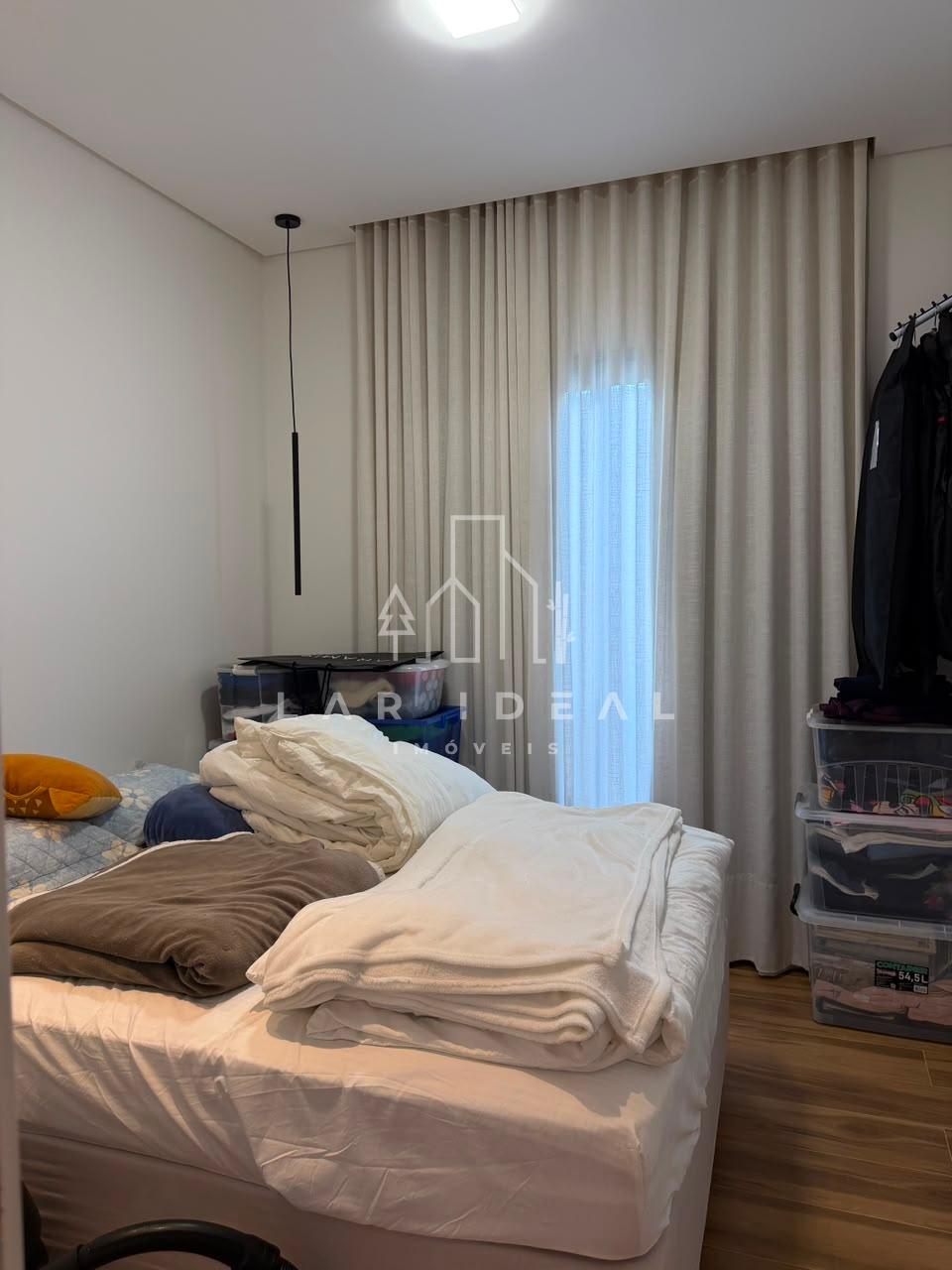 Casa semimobiliada com 2 suítes master no Condomínio Safira