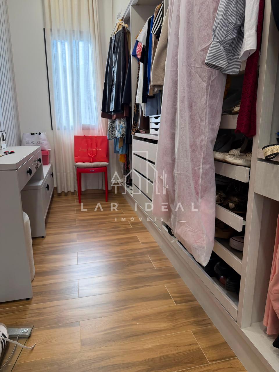 Casa semimobiliada com 2 suítes master no Condomínio Safira