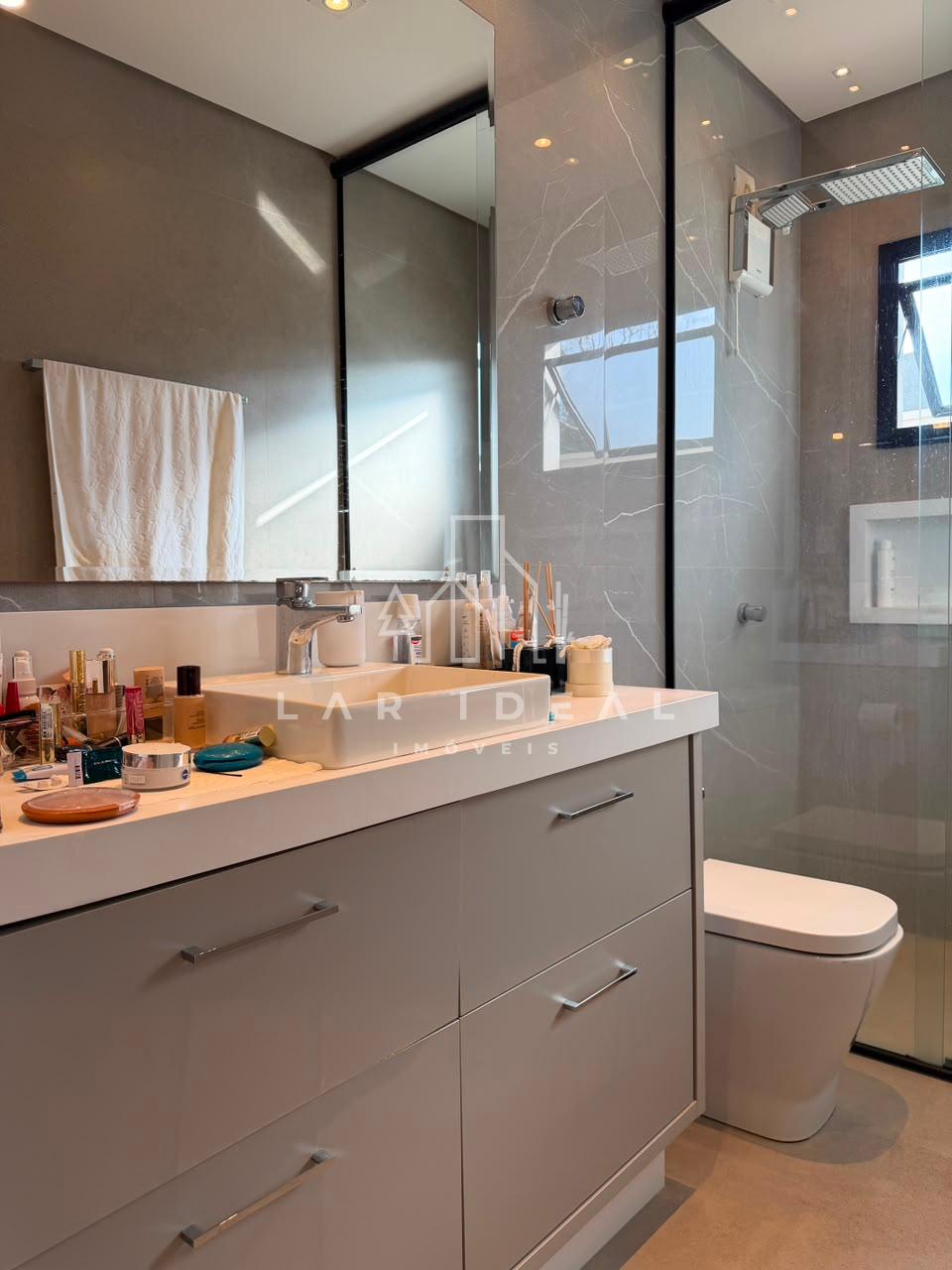 Casa semimobiliada com 2 suítes master no Condomínio Safira