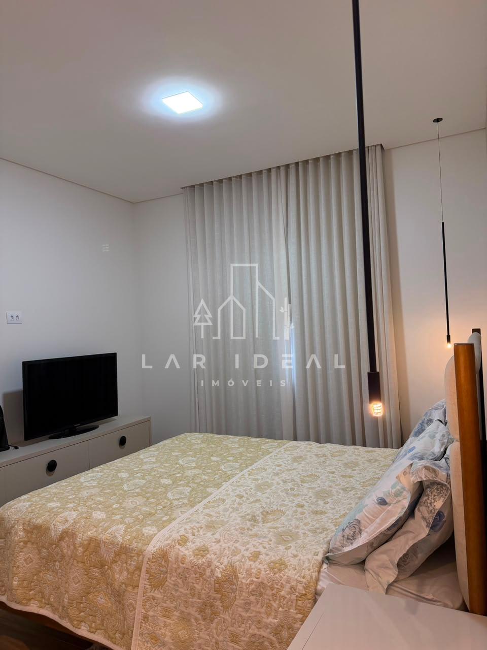 Casa semimobiliada com 2 suítes master no Condomínio Safira