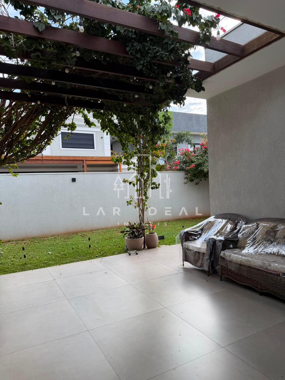 Casa semimobiliada com 2 suítes master no Condomínio Safira