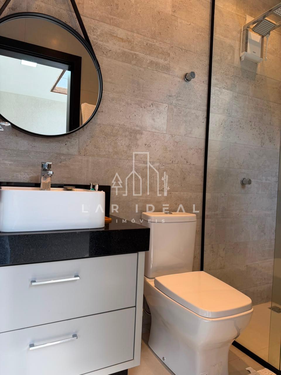 Casa semimobiliada com 2 suítes master no Condomínio Safira
