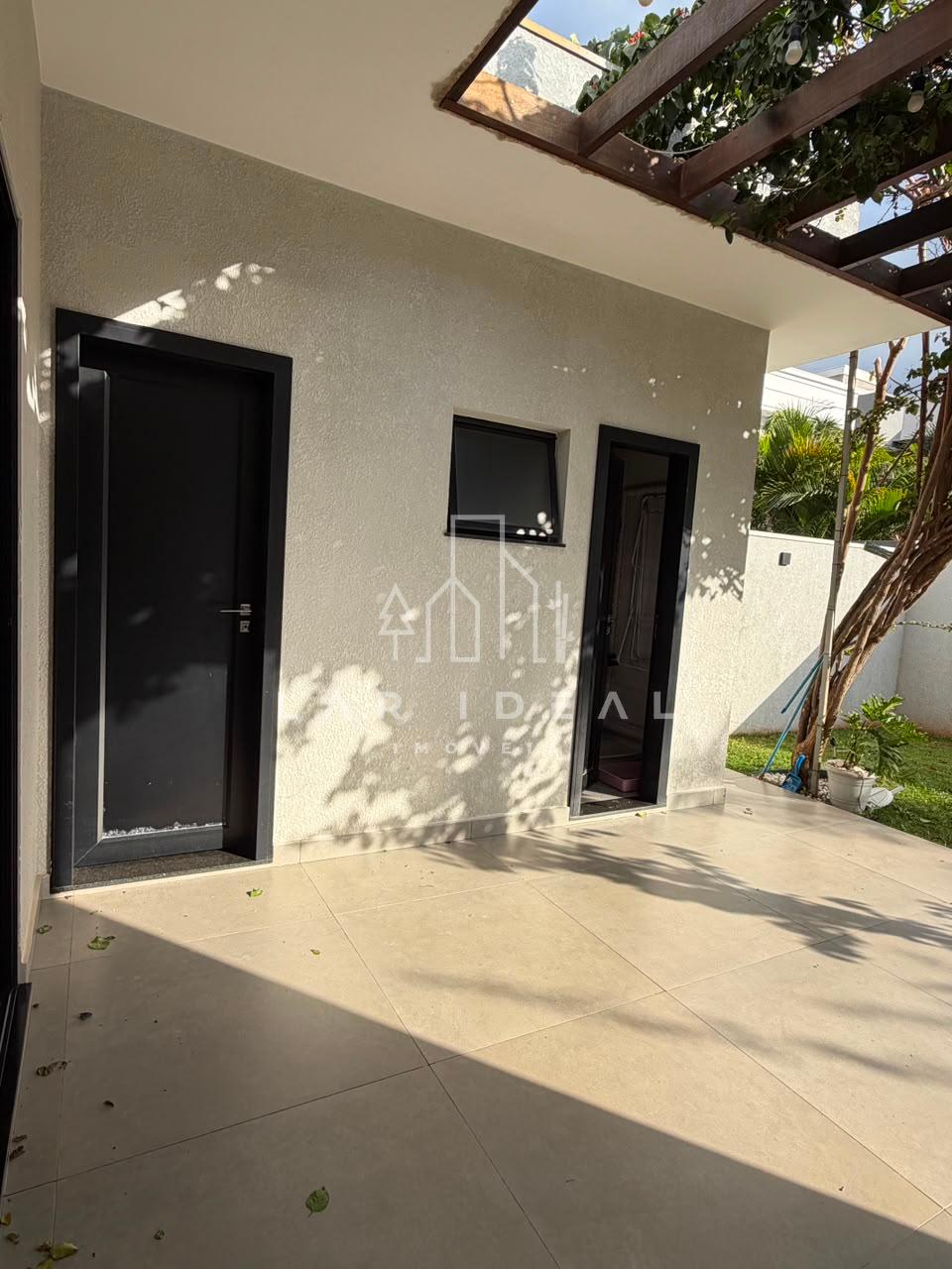Casa semimobiliada com 2 suítes master no Condomínio Safira