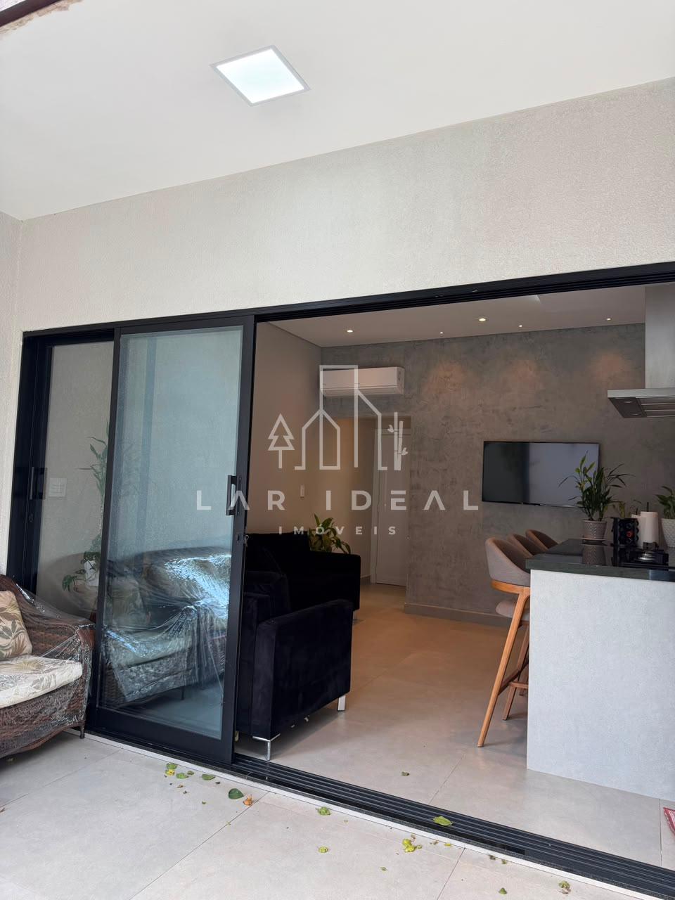 Casa semimobiliada com 2 suítes master no Condomínio Safira