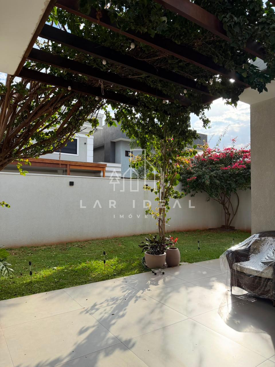 Casa semimobiliada com 2 suítes master no Condomínio Safira