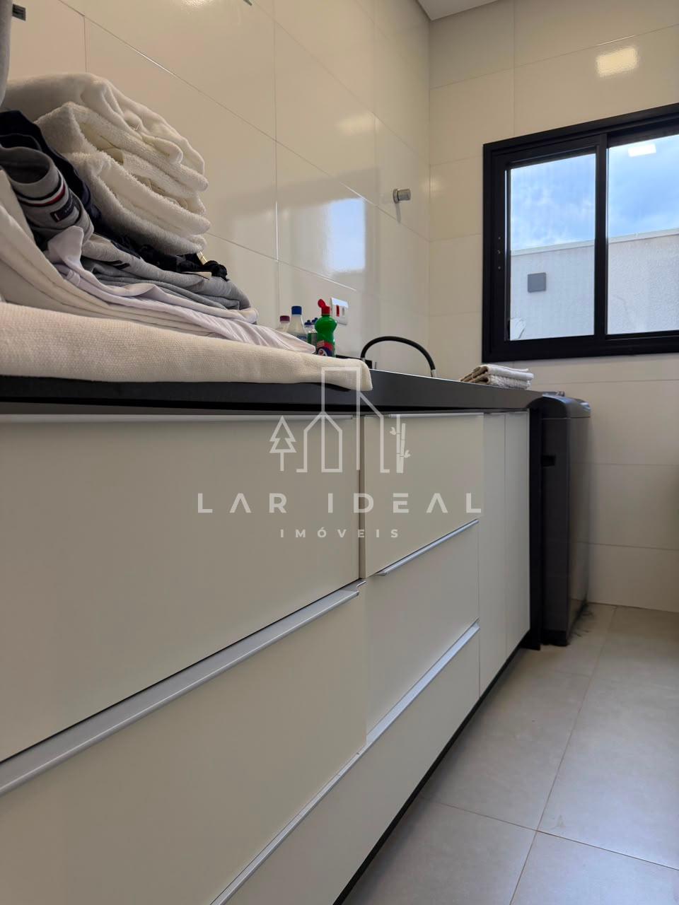 Casa semimobiliada com 2 suítes master no Condomínio Safira