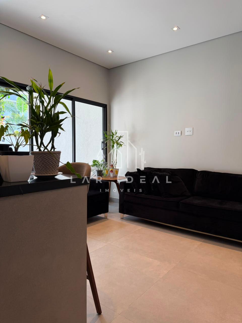 Casa semimobiliada com 2 suítes master no Condomínio Safira