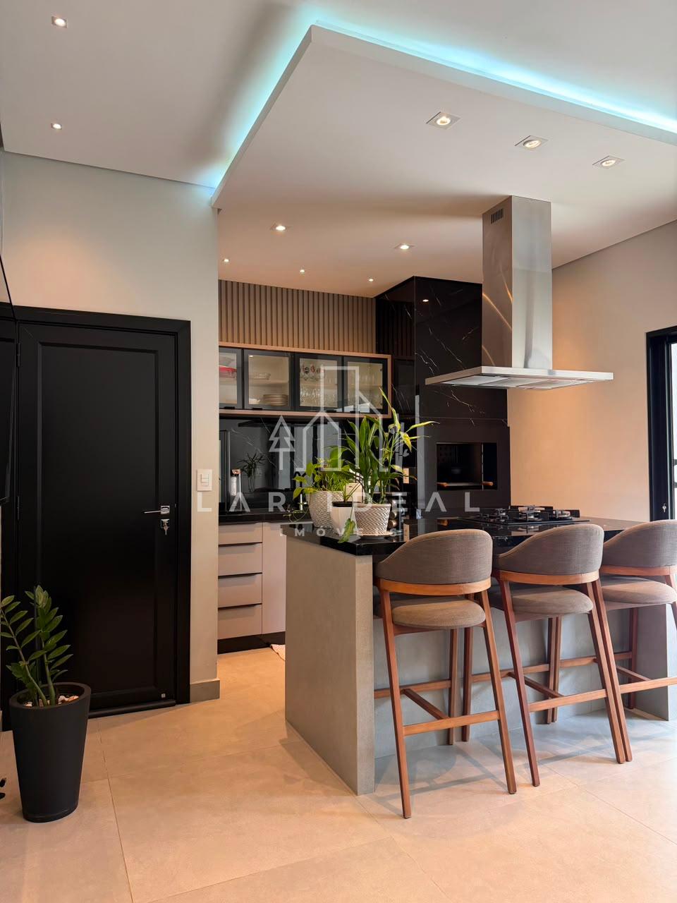 Casa semimobiliada com 2 suítes master no Condomínio Safira