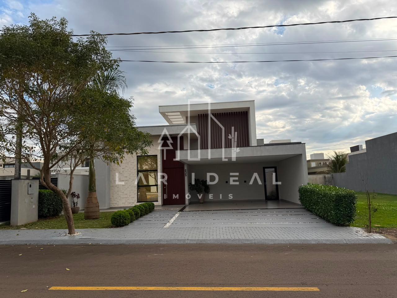 Casa semimobiliada com 2 suítes master no Condomínio Safira