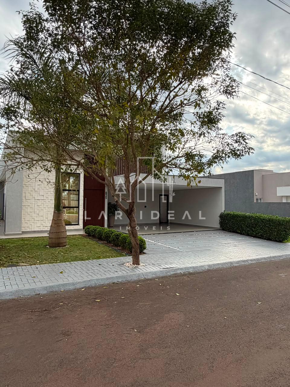 Casa semimobiliada com 2 suítes master no Condomínio Safira