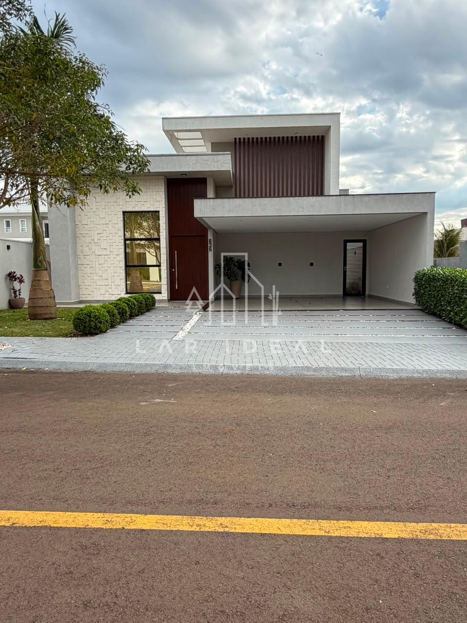 Casa semimobiliada com 2 suítes master no Condomínio Safira
