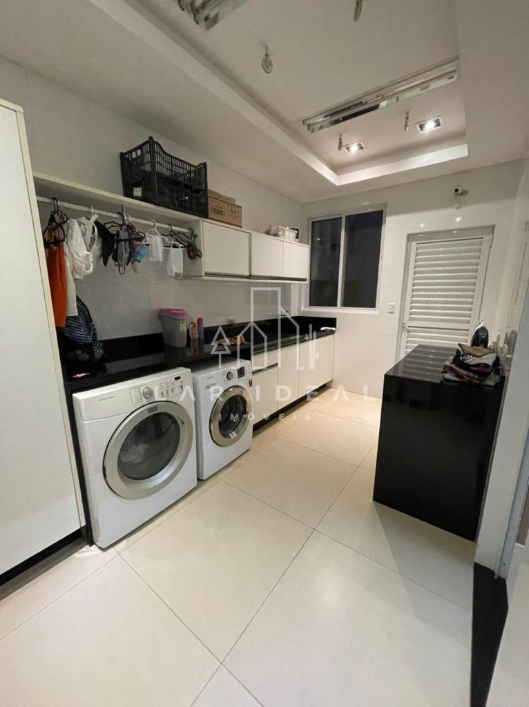 Luxuoso Sobrado Semimobiliado com 4 Suítes no Condomínio Castel Franco