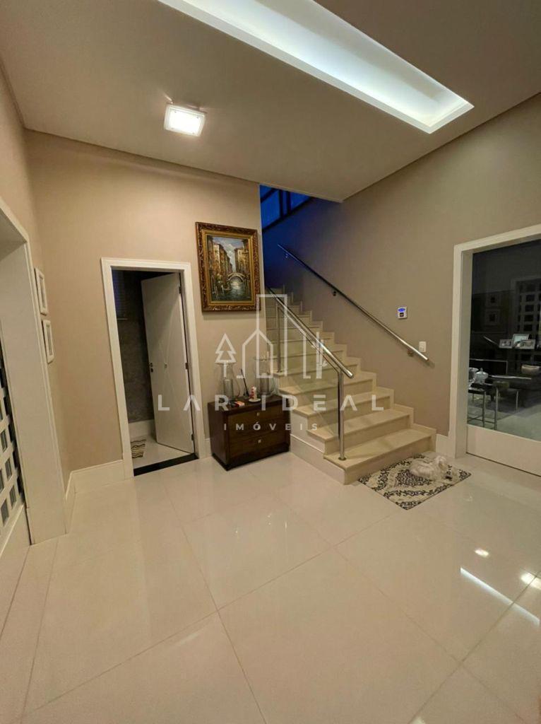 Luxuoso Sobrado Semimobiliado com 4 Suítes no Condomínio Castel Franco