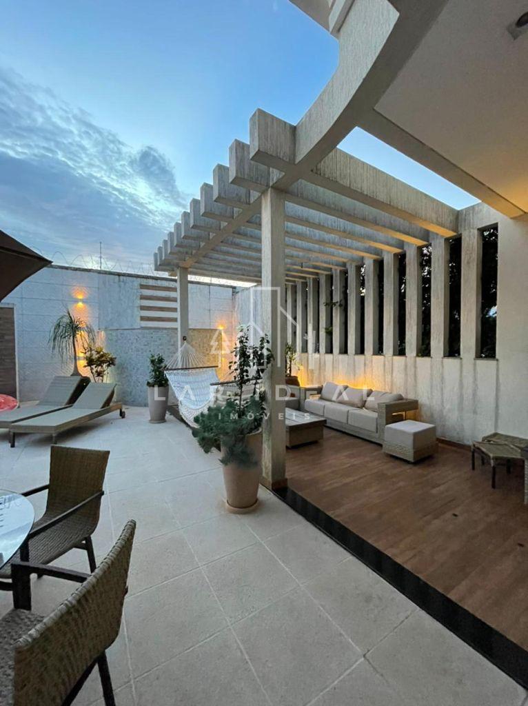 Luxuoso Sobrado Semimobiliado com 4 Suítes no Condomínio Castel Franco