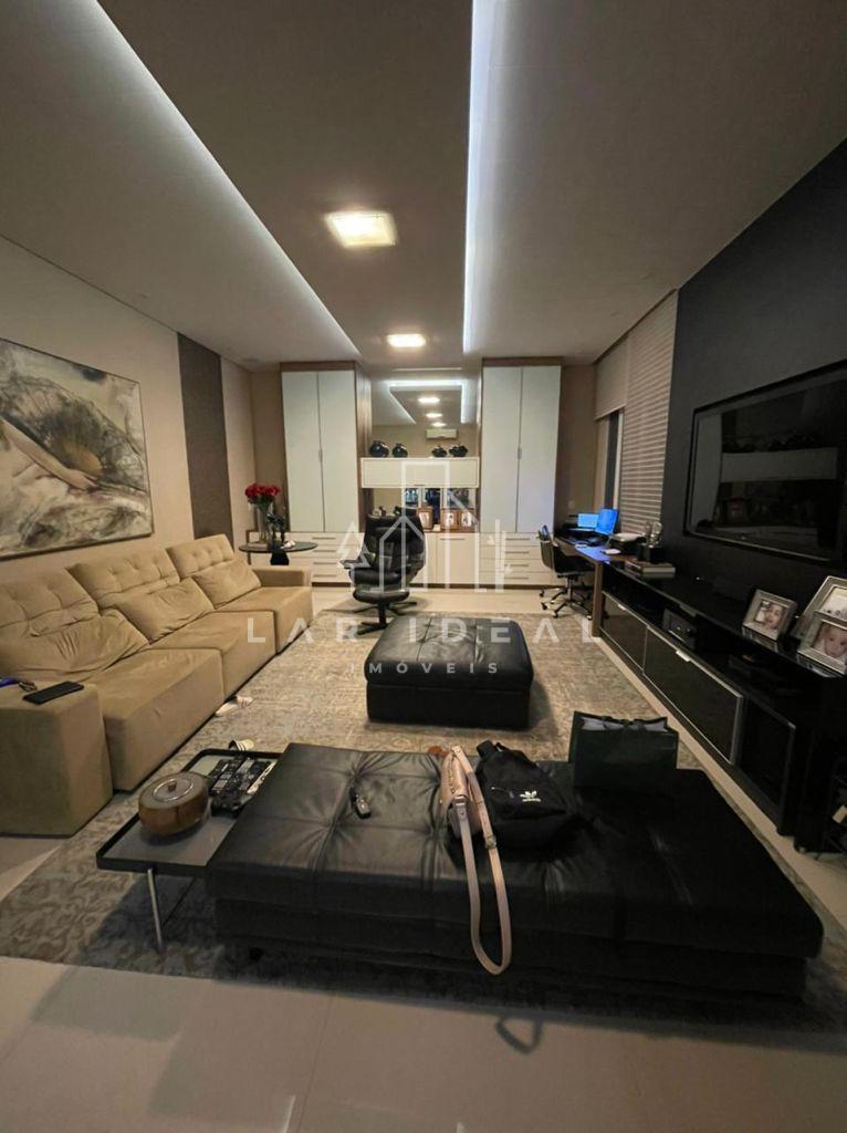 Luxuoso Sobrado Semimobiliado com 4 Suítes no Condomínio Castel Franco