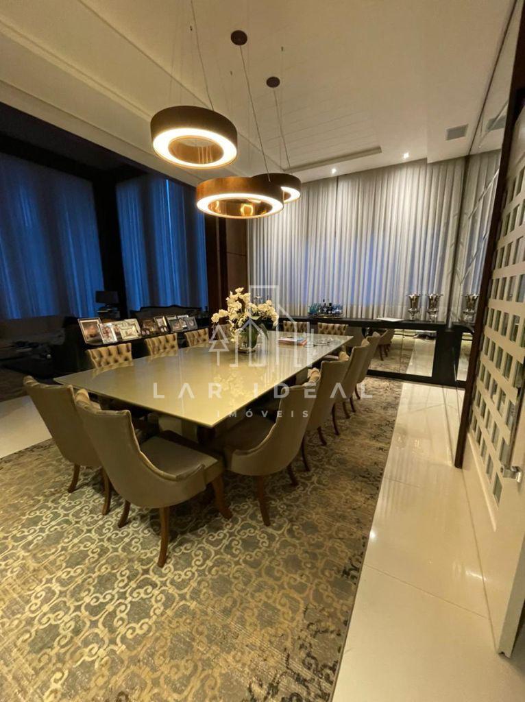 Luxuoso Sobrado Semimobiliado com 4 Suítes no Condomínio Castel Franco
