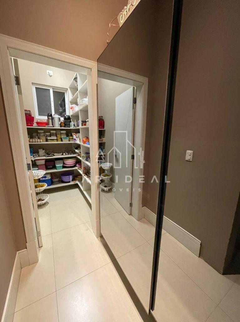 Luxuoso Sobrado Semimobiliado com 4 Suítes no Condomínio Castel Franco
