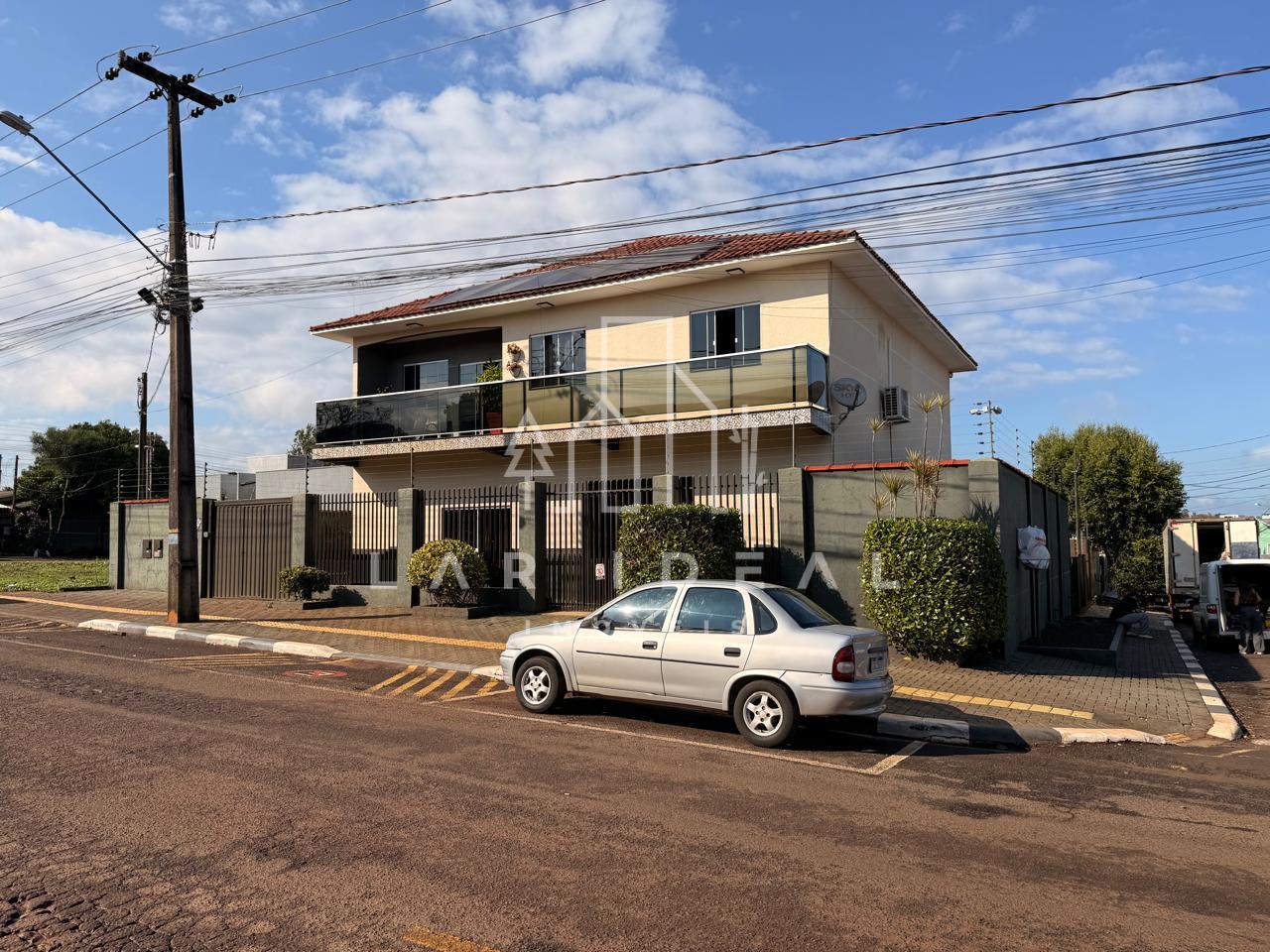 Sobrado Residencial e Comercial Semimobiliado com piscina e 5 dormitórios