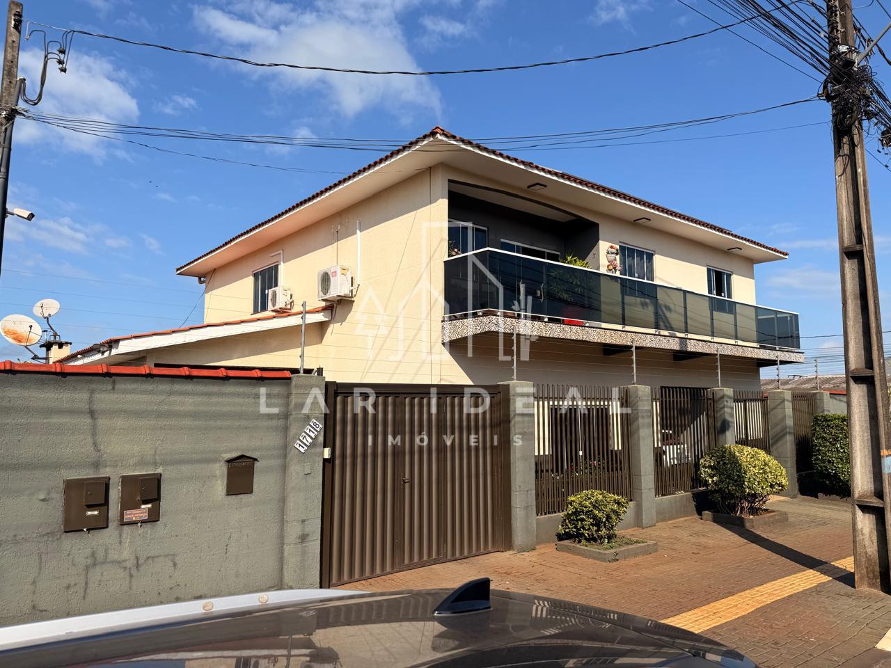 Sobrado Residencial e Comercial Semimobiliado com piscina e 5 dormitórios
