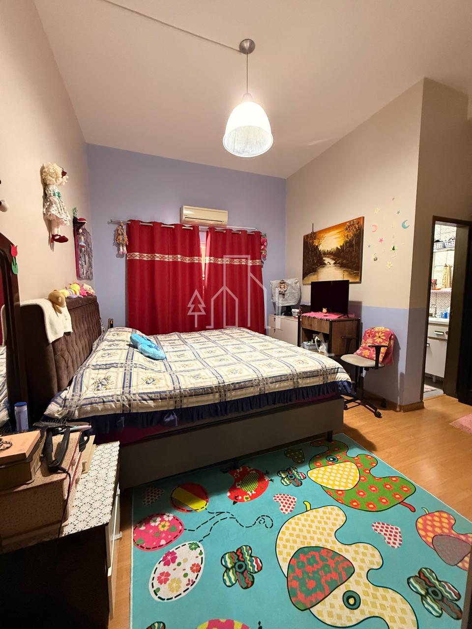 Sobrado Residencial e Comercial Semimobiliado com piscina e 5 dormitórios