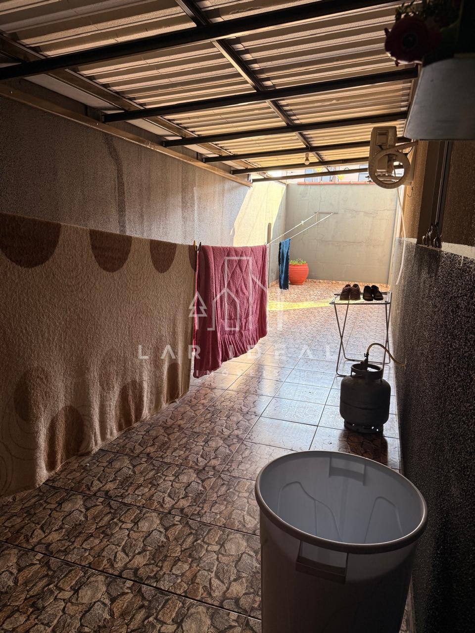 Sobrado Residencial e Comercial Semimobiliado com piscina e 5 dormitórios