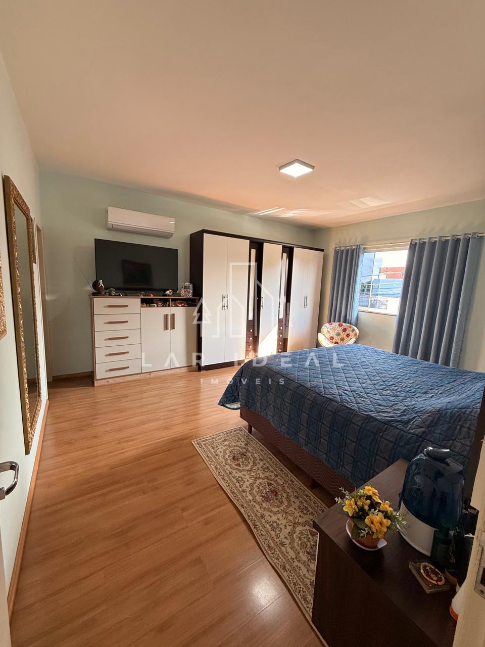 Sobrado Residencial e Comercial Semimobiliado com piscina e 5 dormitórios