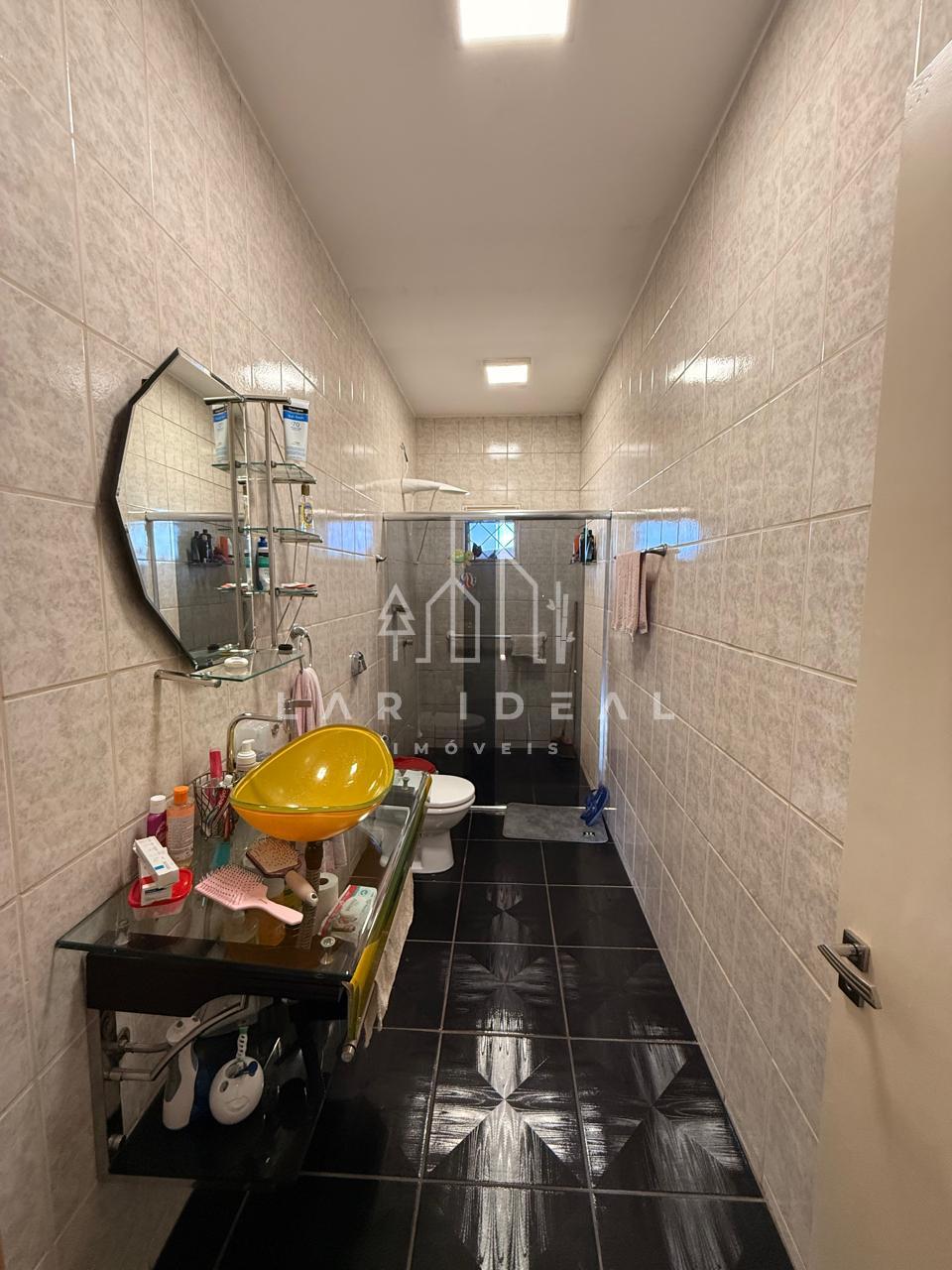 Sobrado Residencial e Comercial Semimobiliado com piscina e 5 dormitórios