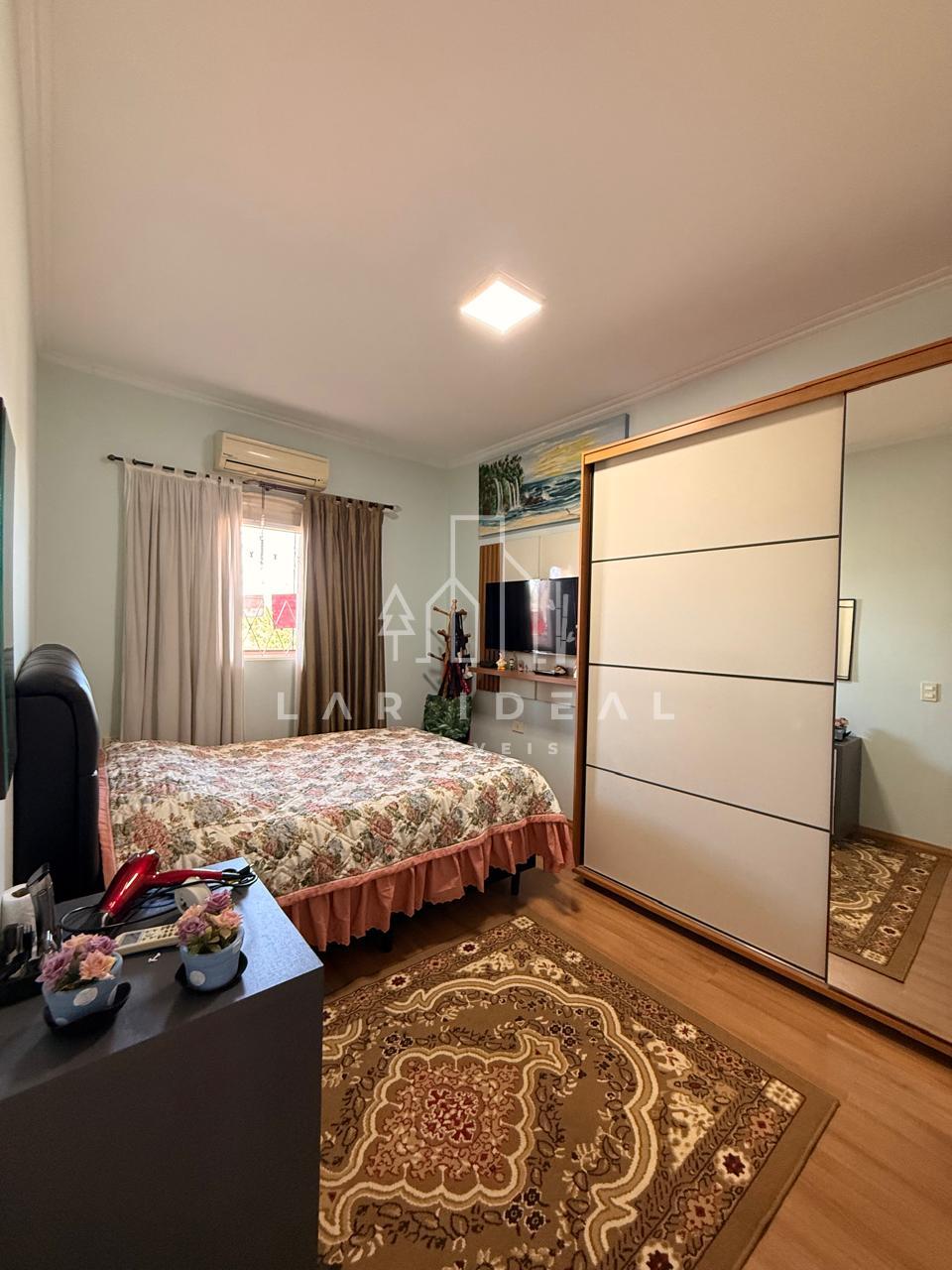Sobrado Residencial e Comercial Semimobiliado com piscina e 5 dormitórios