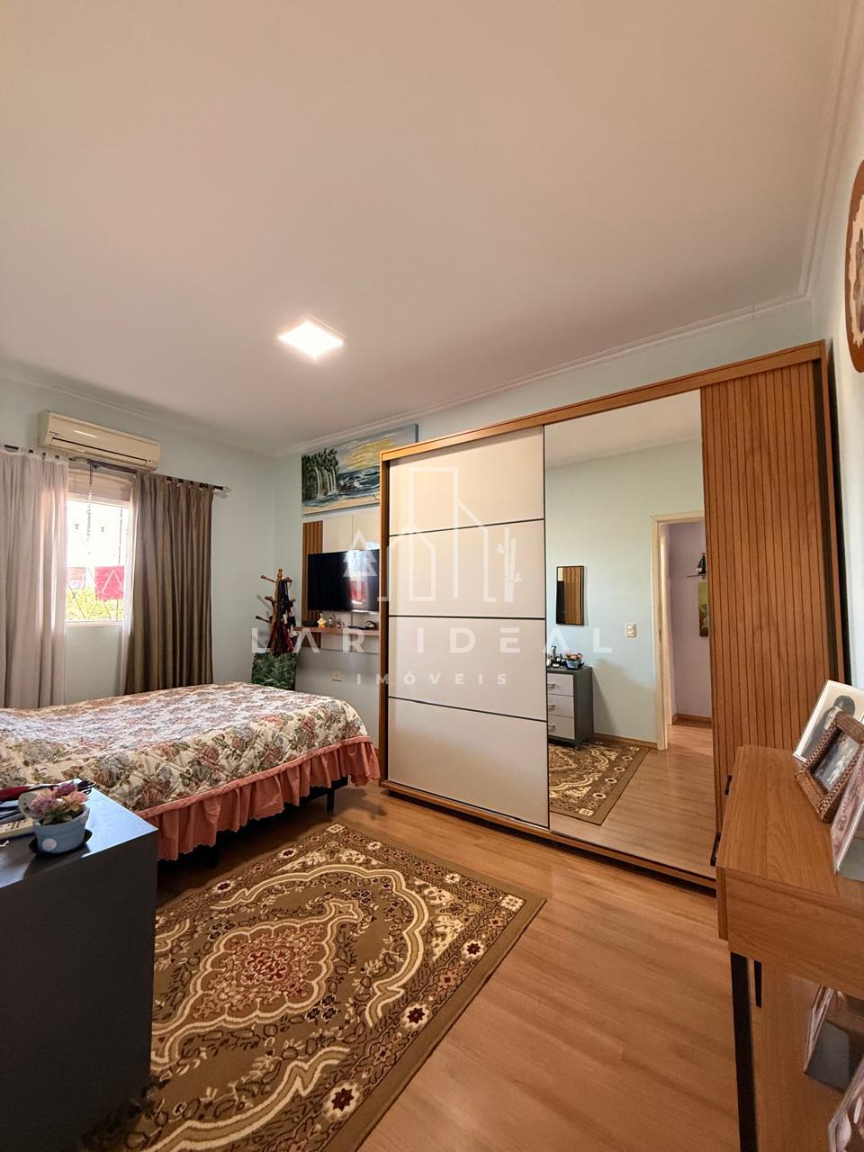 Sobrado Residencial e Comercial Semimobiliado com piscina e 5 dormitórios