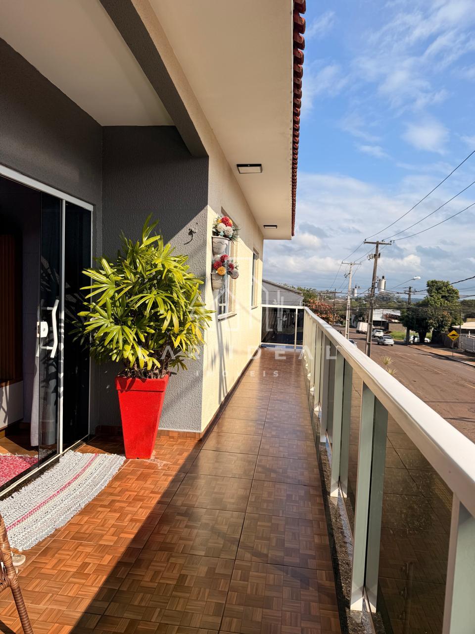 Sobrado Residencial e Comercial Semimobiliado com piscina e 5 dormitórios