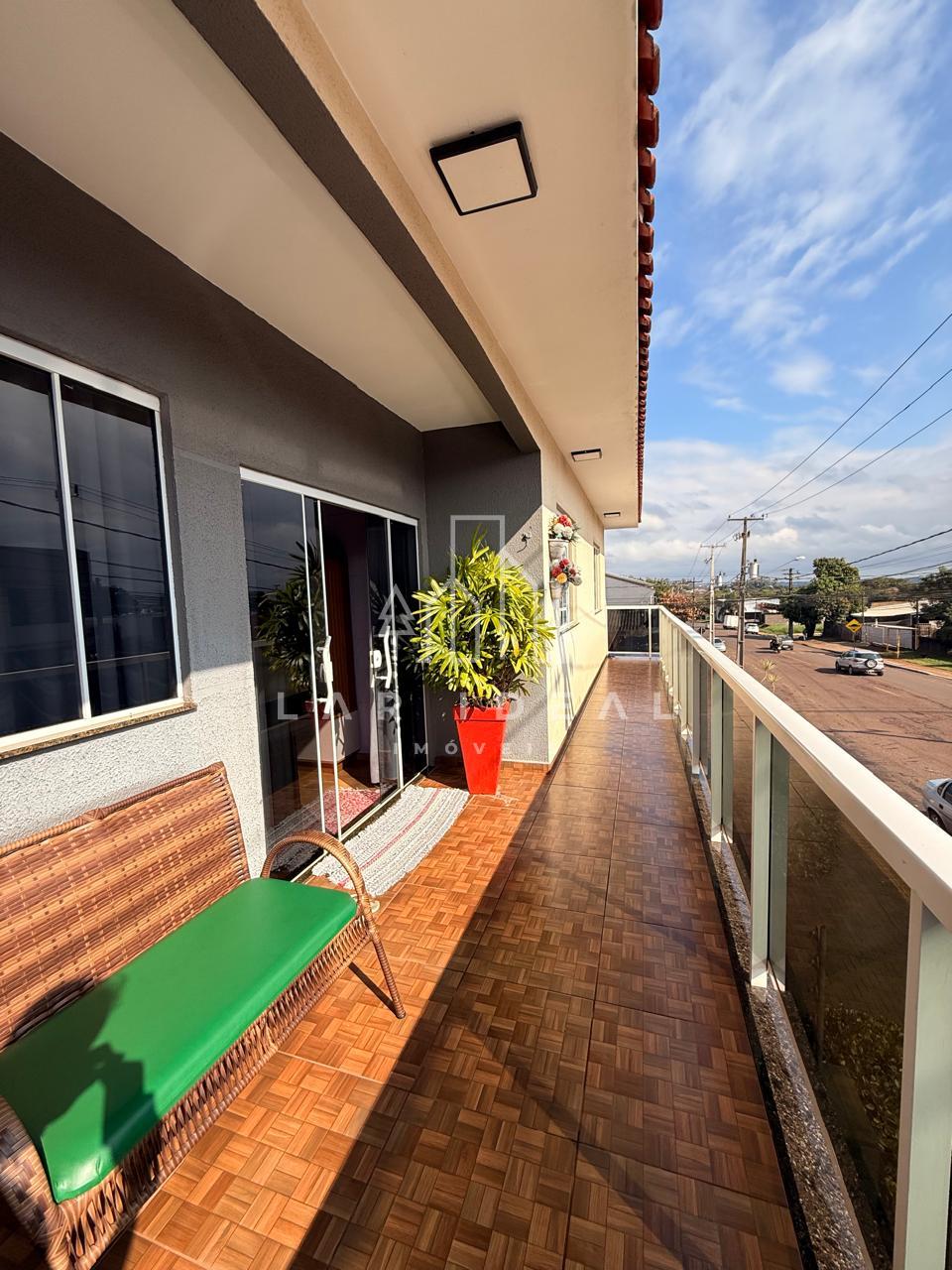Sobrado Residencial e Comercial Semimobiliado com piscina e 5 dormitórios