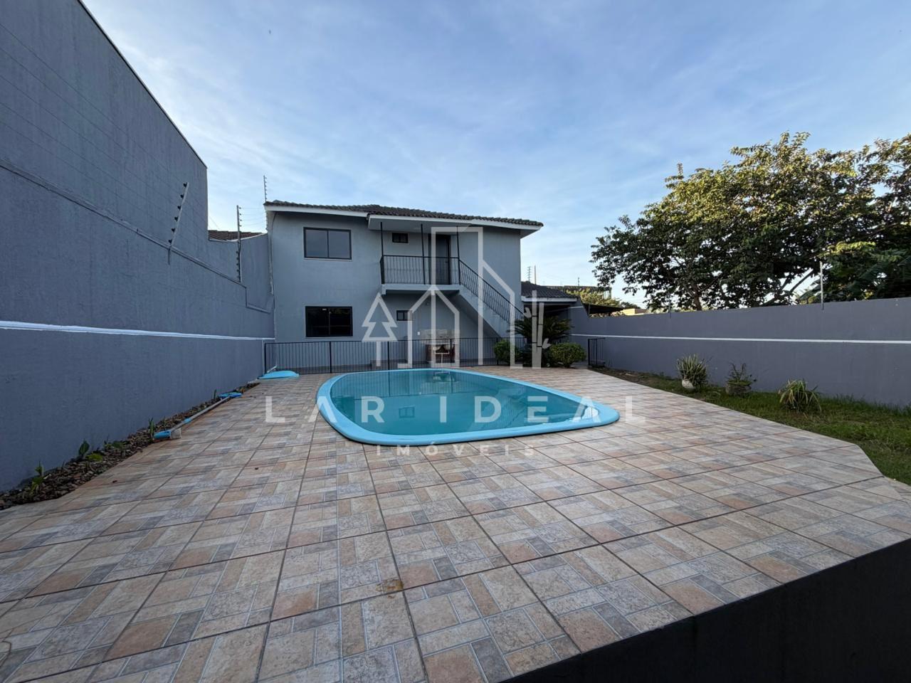 Amplo sobrado com 02 quartos e 02 suítes, edícula com piscina, na região da Vila A