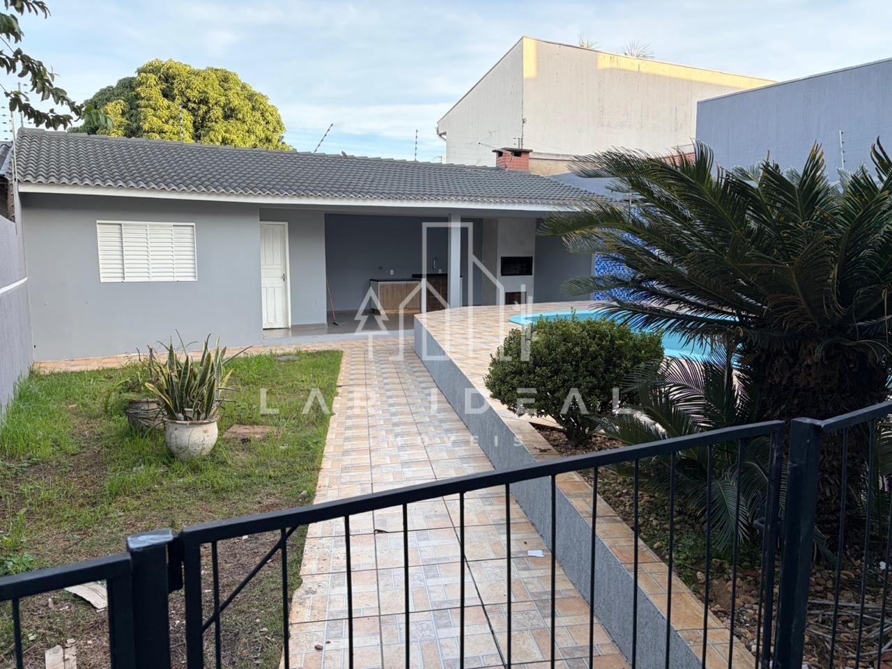 Amplo sobrado com 02 quartos e 02 suítes, edícula com piscina, na região da Vila A