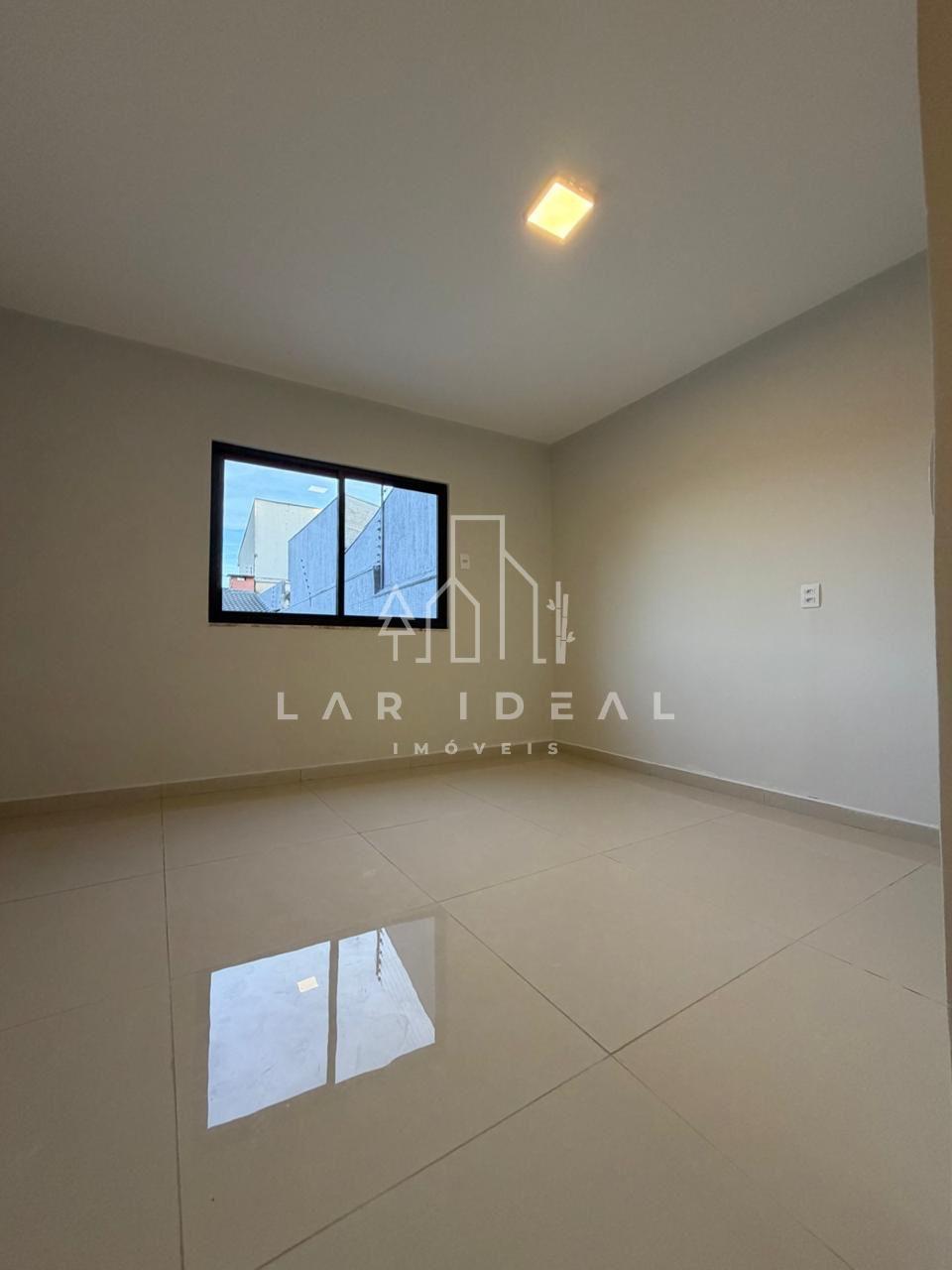 Amplo sobrado com 02 quartos e 02 suítes, edícula com piscina, na região da Vila A